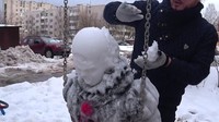 Alexander membangun badut horor iniuntuk mengikuti kompetisi membuat snowman dan munculah idenya membangun badut seram ini. (artandbis/Instagram)
