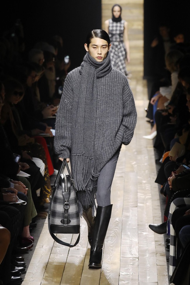 Fashion show Michael Kors menampilkan koleksi musim dingin di New York Fashion Week 2020, New York, Rabu [12/2/2020]. Photo by JP Yim/Getty Images.