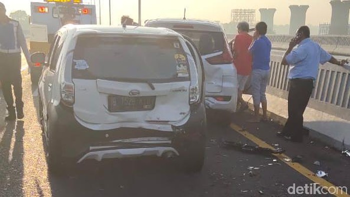 Kecelakaan beruntun melibatkan 5 kendaraan di KM 21 Tol Layang Jakarta arah Cikampek.