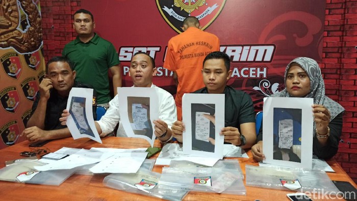 Polisi menangkap seorang napi di Banda Aceh yang memeras pelajar lewat Instagram.