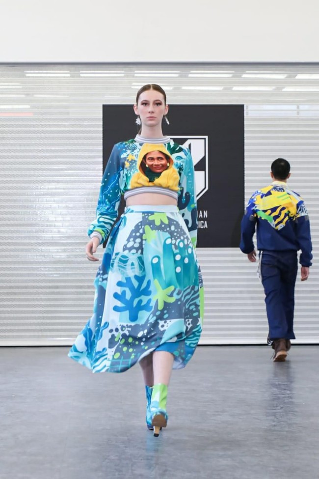 Mantan Menteri Kelautan dan Perikanan Susi Pudjiastuti juga ikut menghiasi koleksi 2Madison. Susi Pudjiastuti muncul di cropped sweater dan rok flare bernuansa biru yang dihiasi motif terumbu karang nan jenaka. (Foto: Dok. 2Madison)