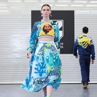 Mantan Menteri Kelautan dan Perikanan Susi Pudjiastuti juga ikut menghiasi koleksi 2Madison. Susi Pudjiastuti muncul di cropped sweater dan rok flare bernuansa biru yang dihiasi motif terumbu karang nan jenaka. (Foto: Dok. 2Madison)