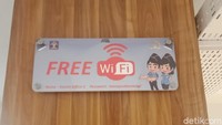 Tempat ini juga dilengkapi dengan layanan WiFi gratis supaya traveler dapat berselancar di dunia maya sembari menunggu tanpa takut kehabisan kuota. (Foto: Putu Intan Raka Cinti/detikcom)