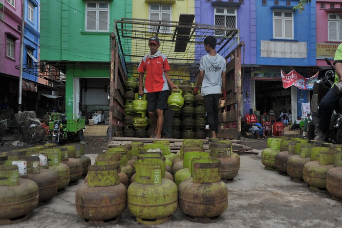Pengawasan Stok LPG 3 Kg Seiring dengan isu pencabutan subsidi gas LPG 3Kg, Pertamina menyiapkan tim khusus. Tim ini akan melakukan pengawasan terhadap ketersediaan gas LPG 3 Kg.