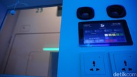 Fasilitas di penginapan ini pun cukup lengkap mulai dari pendingin ruangan, stop kontak, fitur lampu yang bisa diganti hingga akses internet.