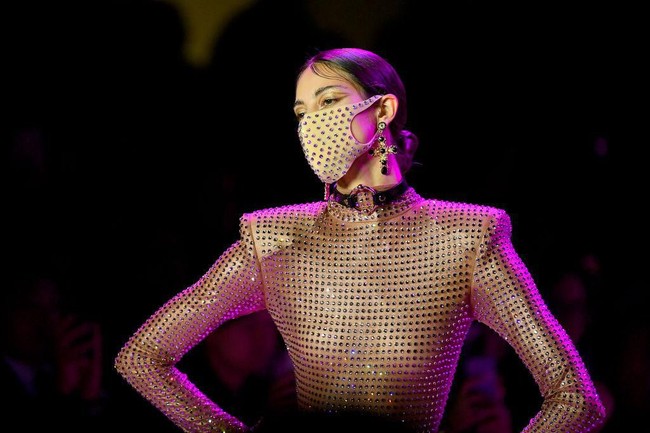 Seorang model beraksi memakai masker yang matching dengan busananya di fashion show The Blonds di New York Fashion Week 2020. Foto: Getty Images