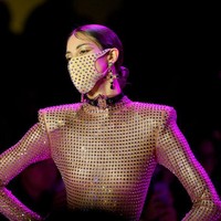 Seorang model beraksi memakai masker yang matching dengan busananya di fashion show The Blonds di New York Fashion Week 2020. Foto: Getty Images