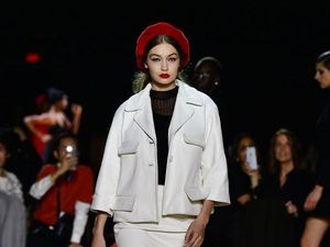 Foto: Pesona Gigi Hadid di New York Fashion Week 2020, Cuma Tampil 3 Kali