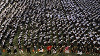 Ribuan pelajar dan mahasiswa di Filipina melakukan aksi menari bersama dalam gerakan global memberantas kekerasan terhadap perempuan dan anak-anak di hari kasih sayang, Jumat (14/2/2020). AP Photo/Aaron Favila.