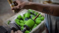 Kampung Gelasan yang telah ada sejak 1990-an tersebut dapat memproduksi 500 lusin gelasan per hari yang dijual dari harga Rp3.000 hingga Rp20 ribu.