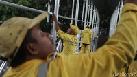 Petugas bahu-membahu mengecat tiang JPO.