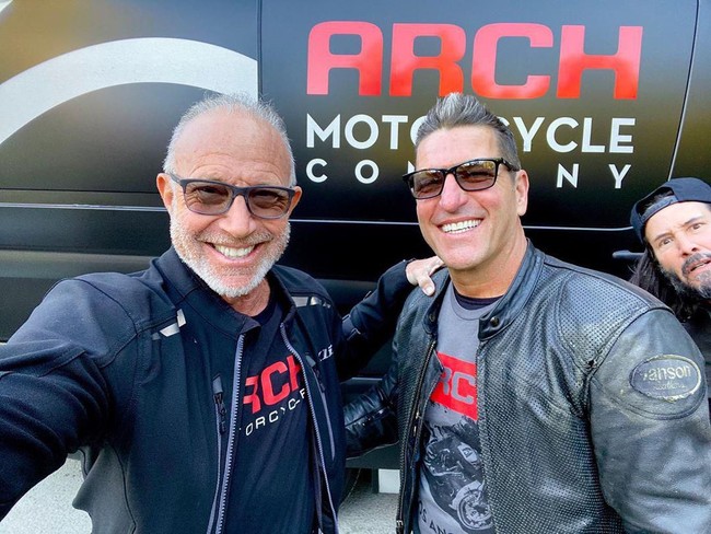  Lucunya tingkah Keanu Reeves saat photobomb seorang dokter gigi Dr. Laurence Rifkin di pertemuan komunitas penggemar motor sport. Foto: Instagram