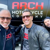  Lucunya tingkah Keanu Reeves saat photobomb seorang dokter gigi Dr. Laurence Rifkin di pertemuan komunitas penggemar motor sport. Foto: Instagram
