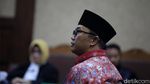 Ekspresi Imam Nahrawi Didakwa Terima Suap Rp 11,5 Miliar