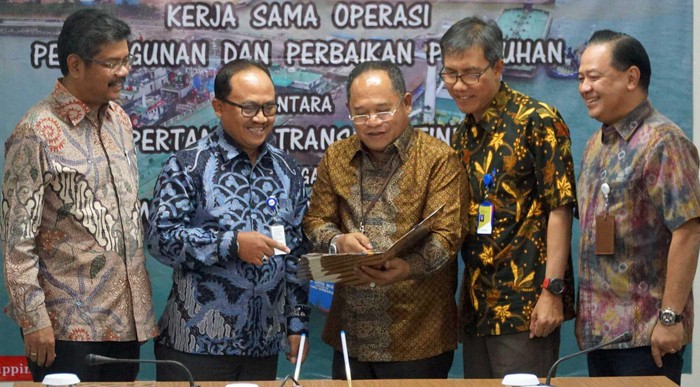 PT Pertamina Trans Kontinental menjalin kerjasama dengan PT Waskita Beton Precast Tbk. Mereka akan melakukan perbaikan dan pembangunan pelabuhan baru di Indonesia.
