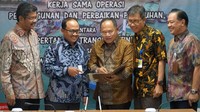 (Ki-ka) Agus Wantoro, Direktur Pemasaran PT Waskita Beton Precast Tbk, Jarot Subana, Direktur Utama PT Waskita Beton Precast Tbk, Nepos MT Pakpahan, Direktur Utama PT Pertamina Trans Kontinental, Hadi Purnomo, Direktur Operasi PT Pertamina Trans Kontinental, dan Arsono Kuswardanu, Direktur Pemasaran PT Pertamina Trans Kontinental berbincang usai menandatangani Mou di Jakarta, Rabu (12/2). 