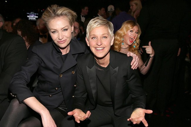 Kelly Clarkson curi-curi kesempatan ikutan eksis saat Ellen DeGeneres pose bersama Portia De Rossi. Foto: Getty Images