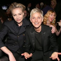 Kelly Clarkson curi-curi kesempatan ikutan eksis saat Ellen DeGeneres pose bersama Portia De Rossi. Foto: Getty Images