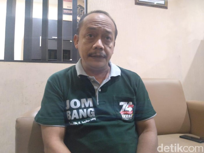 Suyono (35) yang gangguan jiwa mengubur mayat pamannya seorang diri. Dinas Sosial Jombang menyebut Suyono tidak agresif sehingga tak perlu dirawat di rumah sakit jiwa.