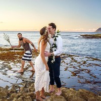 Pasangan pengantin ini mencoba membuat foto pernikahan yang sempurna di pinggir pantai. Photobomb Jason Momoa menambah kesempurnaan foto tersebut. Foto: Instagram