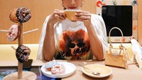 Sesekali Jennifer juga memanjakan diri kok! Wanita berbibir tebal ini pilih sarapan dengan teh dan donat saat di Hong Kong. Foto: Instagram jenniferbachdim