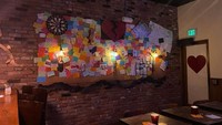 Ini penampakan dalam kafe Break Up Bar, dilengkapi dengan kursi dan meja serta lampunya dibuat temaram. Adapula dinding khusus yang banyak ditempeli oleh post it. Kira-kira apa ya tulisannya? Foto: Istimewa