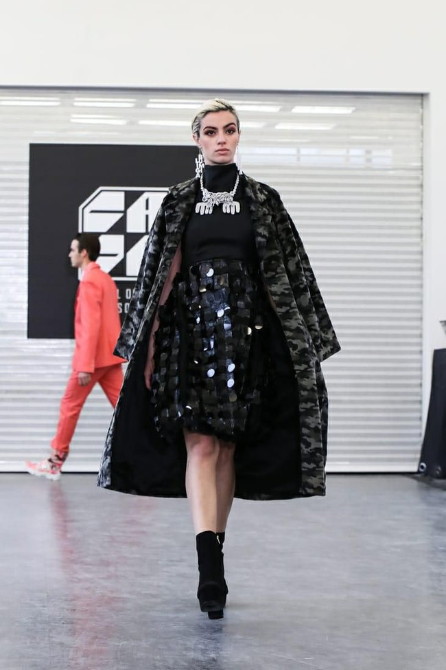 Untuk ketiga kalinya, desainer Indonesia Maggie Hutauruk-Eddy mendapat kesempatan untuk membawa koleksi terbaru labelnya, 2Madison, ke New York Fashion Week (NYFW). Untuk NYFW Fall 2020, Maggie memamerkan rancangannya yang bertajuk Liga dalam sebuah peragaan yang digelar di sebuah gedung tua berusia 150 tahun pada Senin (10/2/2020). (Foto: Dok. 2Madison)