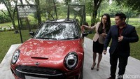 Director of Communications BMW Group Indonesia Jodie Otania, bersama Head of MINI Asia Kidd Yam berdiri di samping New MINI John Cooper Clubman, disela peluncurannya, di Jakarta, Jumat (13/2).