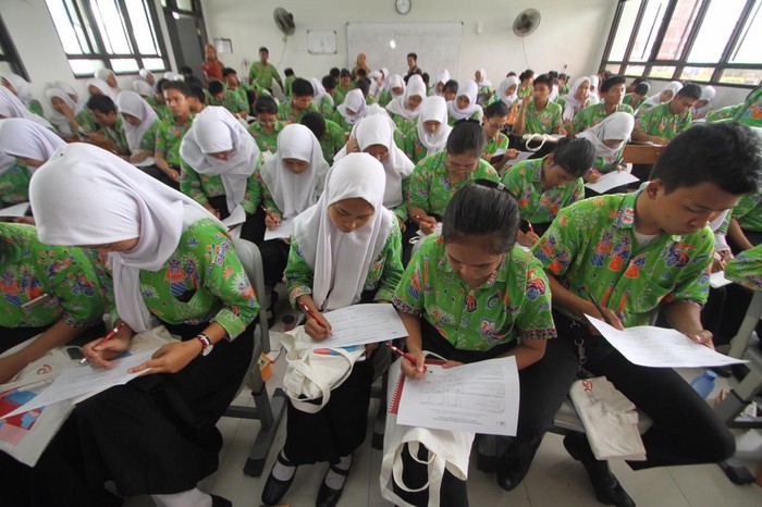Budaya menabung juga ikut ditularkan kepada generasi muda sejak dini oleh Bank DKI. Salah satunya dengan acara OJK Goes to School di SMKN 38 Jakarta.