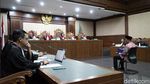 Ekspresi Imam Nahrawi Didakwa Terima Suap Rp 11,5 Miliar
