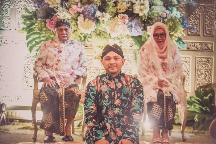 Siraman Danny Bimo Hendro Utomo Cucu Soeharto, Danny Bimo Hendro Utomo menggelar prosesi siraman di kediamannya.