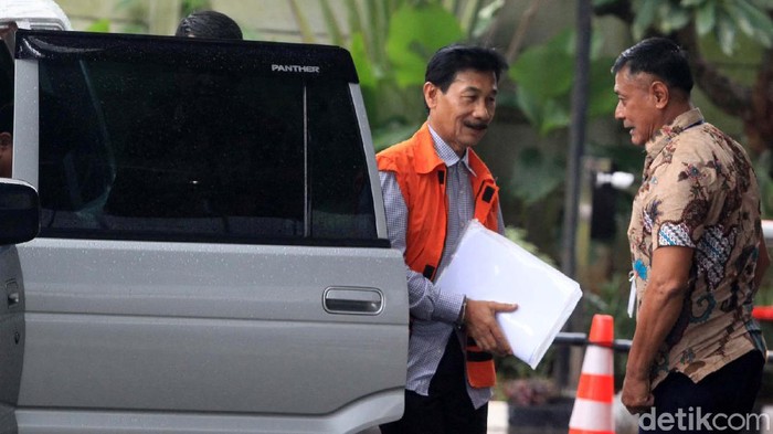 KPK terus memperdalam penyidikan kasus suap pembangunan infrastruktur Jembatan Ambayan. Hari ini Bupati nonaktif Solok Selatan Muzni Zakaria kembali diperiksa.