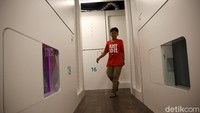 Kamar-kamar di hotel kapsul ini pun disusun bertingkat guna memaksimalkan ruangan sehingga dapat menampung lebih banyak pengunjung yang menginap di sana. Harga yang cukup terjangkau dengan fasilitas yang lengkap dan juga nyaman membuat penginapan berbentuk kapsul jadi pilihan andalan para pelancong yang hendak berwisata murah meriah.