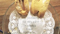 Mereka membuat cookies berbentuk huruf O dan W yang menggambarkan keduanya. Cookies tersebut mereka buat untuk merayakan hari pertama mereka saat gladi bersih sebuah konser pada 2015 lalu. Foto: Instagram @ohwondermusic