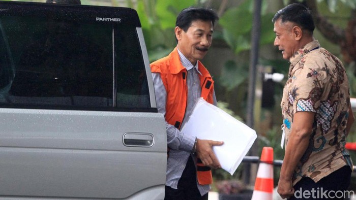 Bupati nonaktif Solok Selatan diperiksa KPK. Ia diperiksa terkait kasus suap proyek pembangunan infrastruktur Jembatan Ambayan dan Masjid Agung di Solok Selatan