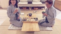 Saat kulineran seru, ia sering mengajak orang terkasihnya. Pada momen minum matcha tea ini, ia turut mengajak ibu tercintanya. Semakin menarik dengan kostum ala Jepang. Foto: Instagram @shandyaulia