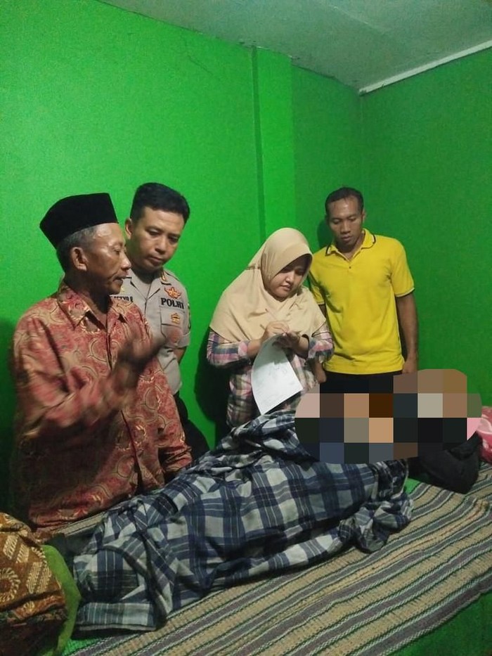 Hujan deras mengguyur Sidoarjo disertai petir. Seorang warga, Hasyim (61) tewas tersambar petir saat pulang dari sawah.