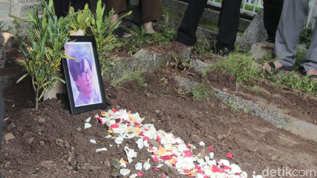 Pemakaman Maestro Seni Teater Mohamad Sunjaya Berlangsung Khidmat