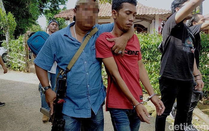 Kurir Narkoba di Surabaya Kantongi 12 Kg Sabu Polisi menangkap seorang kurir narkoba di Surabaya. Petugas mengamankan 12 kg sabu dan 10 ribu ekstasi dari tangan tersangka.