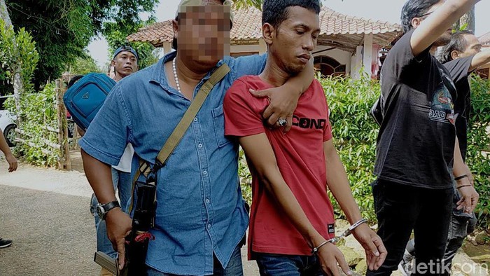 Kurir Narkoba di Surabaya Kantongi 12 Kg Sabu Polisi menangkap seorang kurir narkoba di Surabaya. Petugas mengamankan 12 kg sabu dan 10 ribu ekstasi dari tangan tersangka.