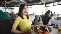 Saat memilih menu makanan pun Shandy Aulia termasuk orang yang pemilih. Ia memastikan makanan yang sehat dan baik untuk bayi yang dikandungnya. Pada momen ini ia memilih untu mengonsumsi lobster. Lobster, untuk bayiku!, tulisnya. Foto: Instagram @shandyaulia
