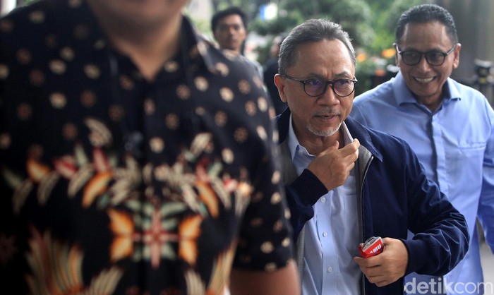 Ketum PAN Zulkifli Hasan memenuhi panggilan KPK. Zulkifli rencananya bakal diperiksa sebagai saksi terkait kasus suap pengajuan revisi alih fungsi hutan di Riau.