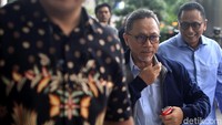 Zulkifli tiba di KPK, Jalan Kuningan Persada, Jakarta Selatan, Jumat (14/2/2020), sekitar pukul 10.07 WIB. Wakil Ketua MPR itu tiba dengan memakai kemeja biru dan jaket biru dongker.