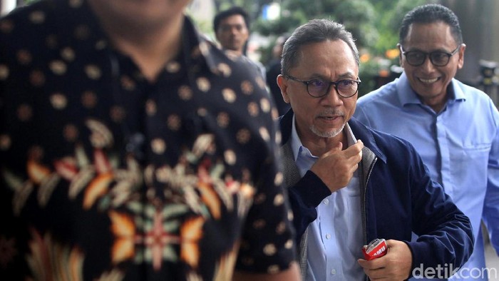 Ekspresi Tegang Zulkifli Hasan saat Penuhi Panggilan KPK Ketum PAN Zulkifli Hasan memenuhi panggilan KPK. Zulkifli rencananya bakal diperiksa sebagai saksi terkait kasus suap pengajuan revisi alih fungsi hutan di Riau.