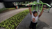 Seorang anak sedang menggunakan alat olaharaga di kawasan skatepark yang berada di kolong flyover Slipi, Jakarta, Jumat (14/2/2020).