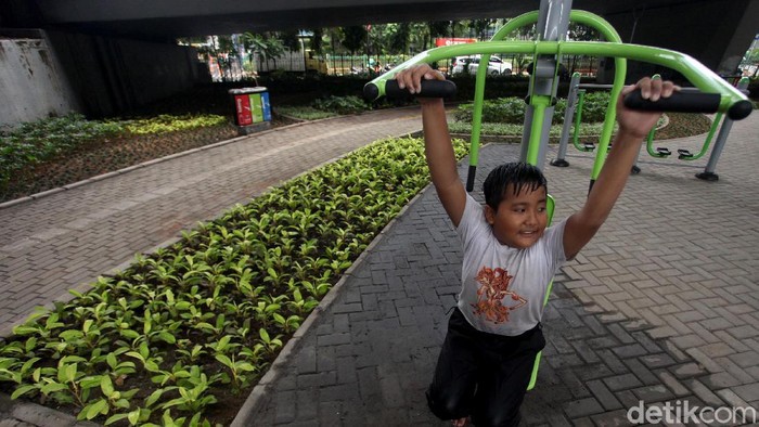 Fasilitas Fitnes di Skatpark Kolong Flyover Slipi Kolong flyover Slipi tak hanya dilengkapi dengan skatepark. Ada fasilitas menarik lain yang dapat dimanfaatkan warga untuk bermain sambil olahraga. Penasaran?