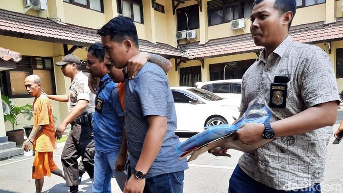 Salah seorang preman sadis di Daerah Istimewa Yogyakarta (DIY) bernama Santang menyerahkan diri ke Polda DIY. Begini tampangnya.