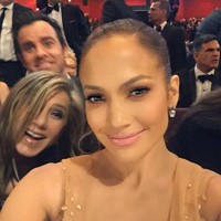 Saat masih jadi pasangan, Jennifer Aniston dan Justin Theroux mencoba mengganggu Jennifer Lopez yang sedang foto selfie. Kocak! Foto: Instagram