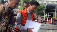 Muzni Zakaria diduga menerima suap Rp 460 juta untuk proyek pembangunan jembatan Ambayan. KPK juga mengatakan ada dugaan aliran suap Rp 315 juta terkait proyek Masjid Agung Solok Selatan yang diberikan Yamin kepada bawahan Muzni.