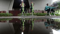 Selain dapat dimanfaatkan untuk bermain skateboard, warga sekitar juga dapat berolahraga di kolong flyover Slipi dengan memanfaatkan fasilitas fitnes yang ada di kawasan itu.